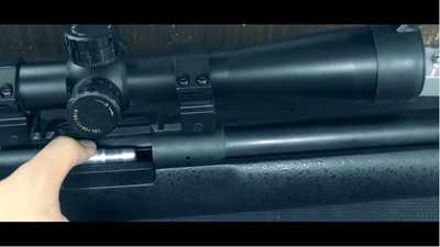 カートリッジを装填中のタナカワークスM24SWS対人狙撃銃